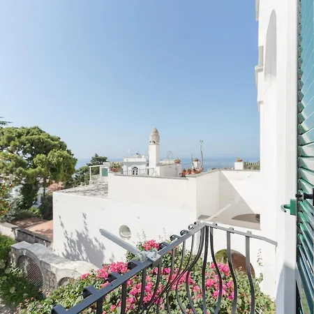 Azzurra, Daire Capri